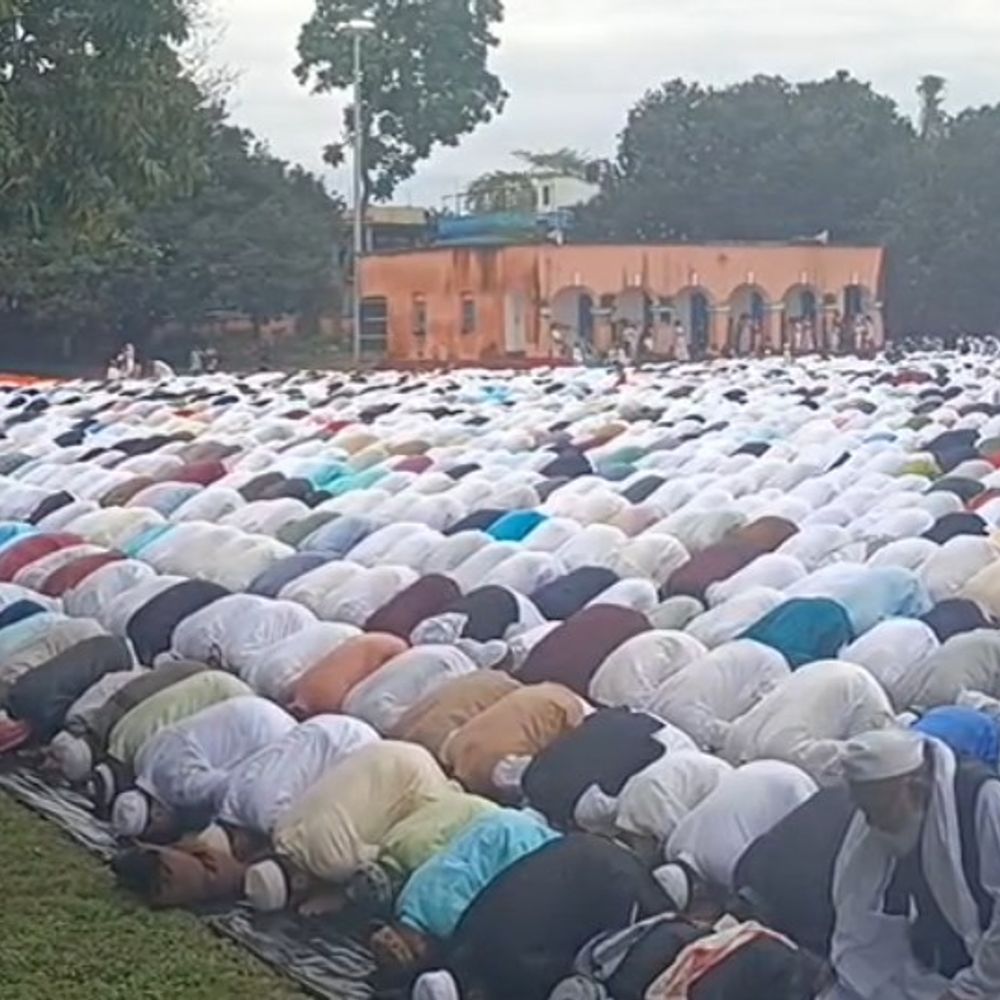 किशनगंज में बारिश के बीच हजारों ने अदा की नमाज:देश में अमन-चैन की मांगीं दुआएं, सुरक्षा के लिए प्रशासन अलर्ट