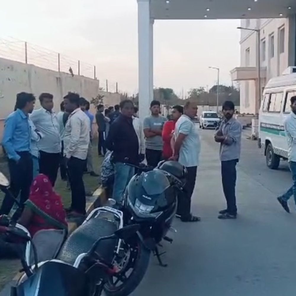 14 साल की लड़की ने फांसी लगाकर दी जान:बहन को लटका देख पड़ोसियों को बुलाया, मां-बाप घर से बाहर थे