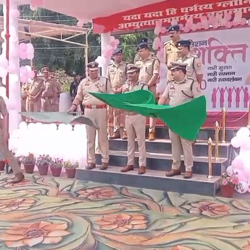 बरेली में निकली बाइक रैली:महिला पुलिसकर्मी और समाजसेवी हुई शामिल, आत्म निर्भर बनने का दिया संदेश