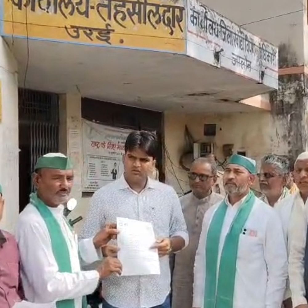 भाकियू का प्रदर्शन, प्रशासन के खिलाफ नारेबाजी:जालौन में बेमौसम बारिश से फसल नुकसान पर मुआवजे की मांग