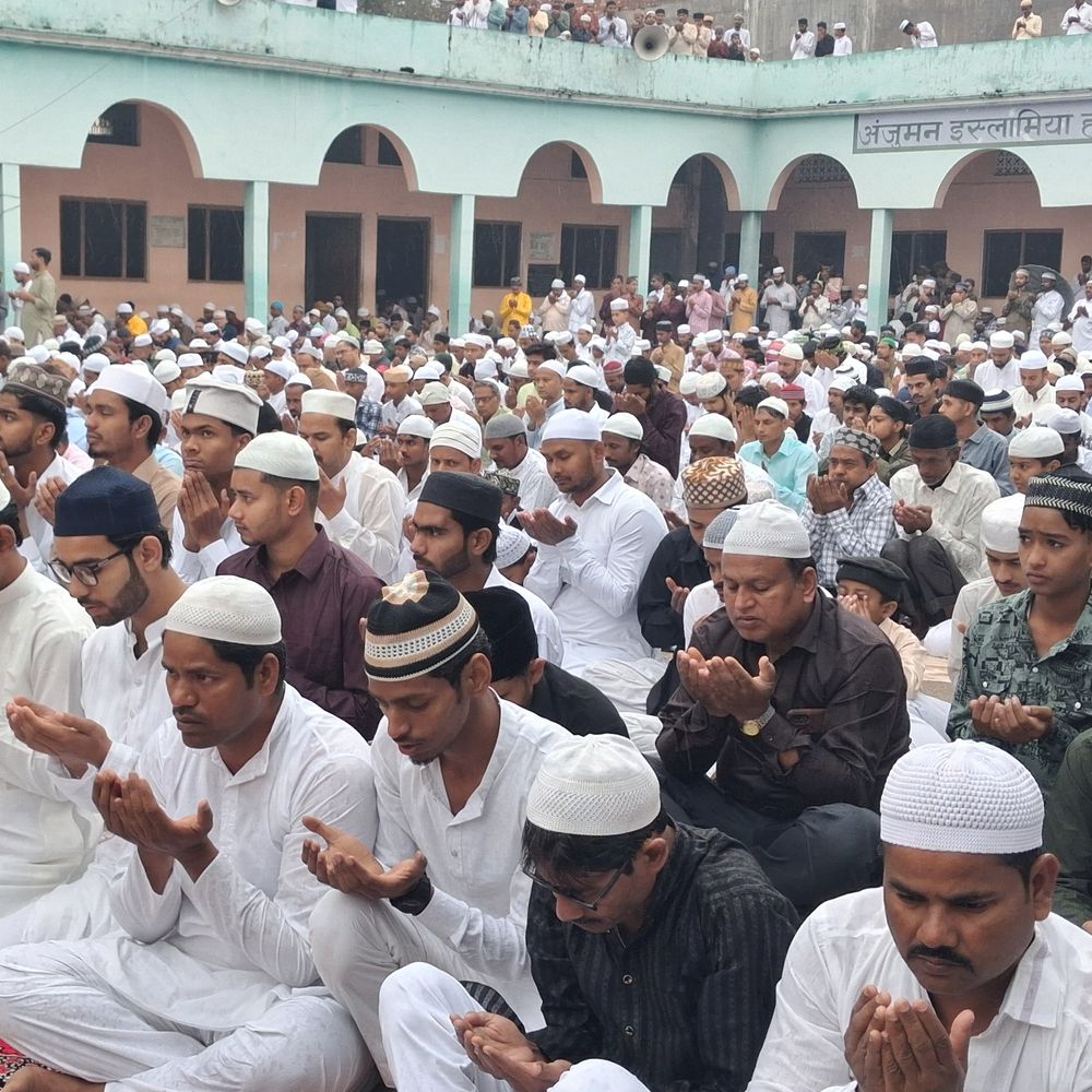 देवरिया में ईद का त्योहार हर्षोल्लास के साथ मनाया गया:रमजान के 30 रोज़े पूरे, देवरिया में ईद-उल-फितर पर भाईचारा और खुशियों का माहौल