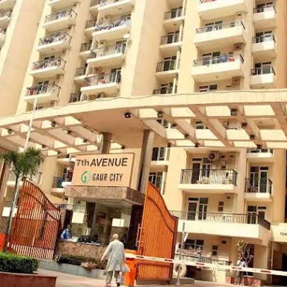 ग्रेटर नोएडा में 3 साल का बच्चा बालकनी से गिरा:12वीं मंजिल से गिरने पर हुई मौत, अस्पताल में मृत घोषित