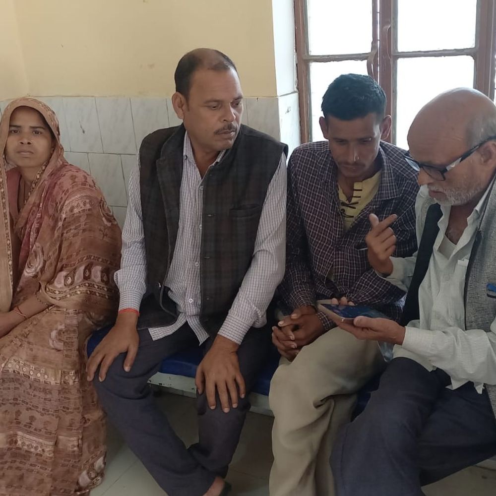 हरदोई में कार ने बाइक को टक्कर मारी:मां की गोद से उछलकर नीचे गिरा एक महीने का मासूम, इलाज के दौरान मौत