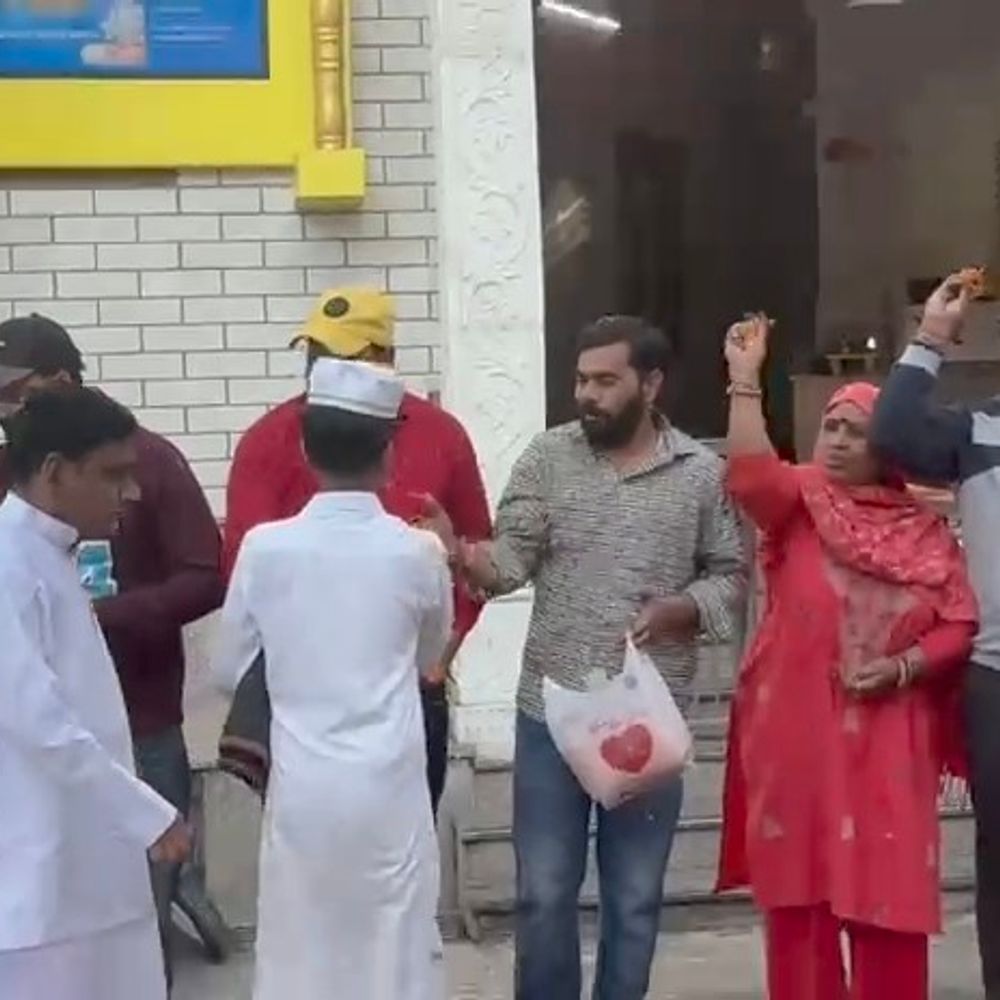 मुजफ्फरनगर में ईद पर वाल्मीकि समाज ने की पुष्पवर्षा:नमाजियों का स्वागत कर पेश की सांप्रदायिक सद्भाव की मिसाल