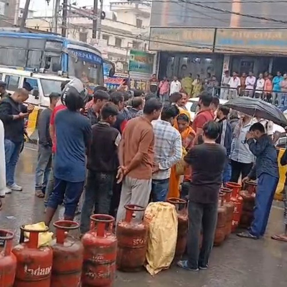 गैस सिलेंडर न मिलने पर उपभोक्ताओं ने किया सड़क जाम:गोपालगंज में प्रदर्शन से आवागमन बाधित; पुलिस ने मामला कराया शांत