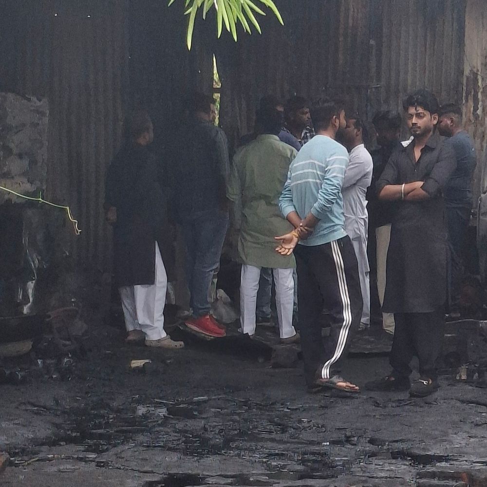 हरदोई के गैराज में आग से लाखों का नुकसान:मालिक ने साजिशन आगजनी की आशंका जताई, पुलिस खंगाल रही CCTV फुटेज