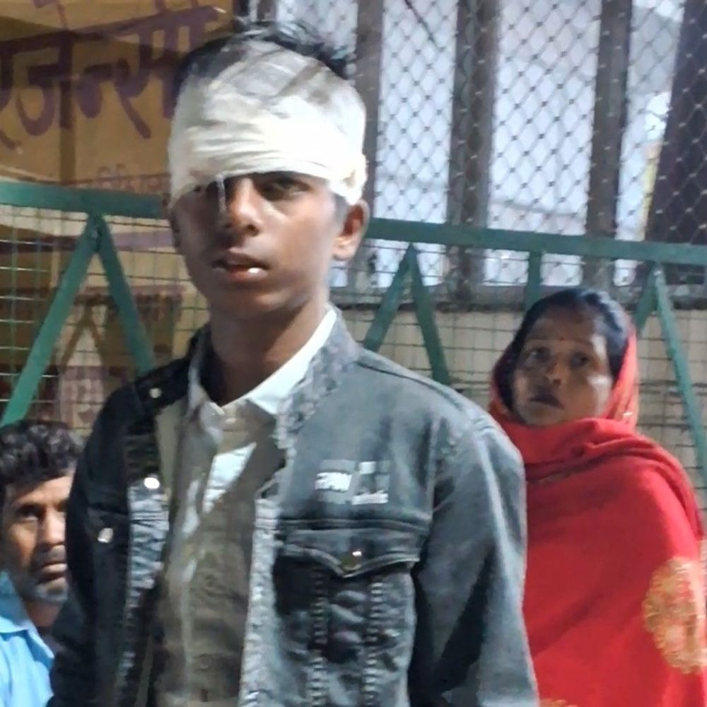 ट्रैक्टर की टक्कर से पिता की मौत:इटावा के नगला कढोरी में बेटा गंभीर घायल, एक घंटे तक दोनों सड़क पर ही पड़े रहे