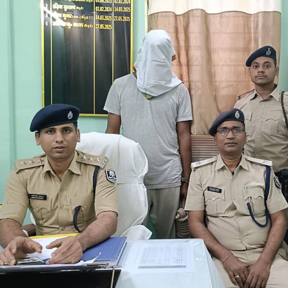 बक्सर में साइबर गिरोह का पर्दाफाश, एक गिरफ्तार:ठगी की राशि का बैंक खातों से होता था लेनदेन, क्यूआर कोड मशीन-फिंगरप्रिंट मशीन बरामद