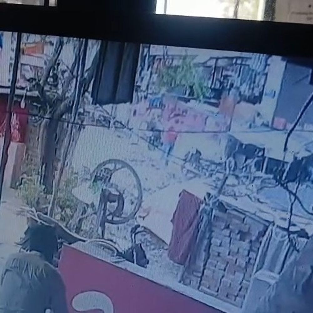 गोंडा में पुरानी रंजिश को लेकर की फायरिंग:सीसीटीवी में कैद हुई घटना, पुलिस जांच में जुटी