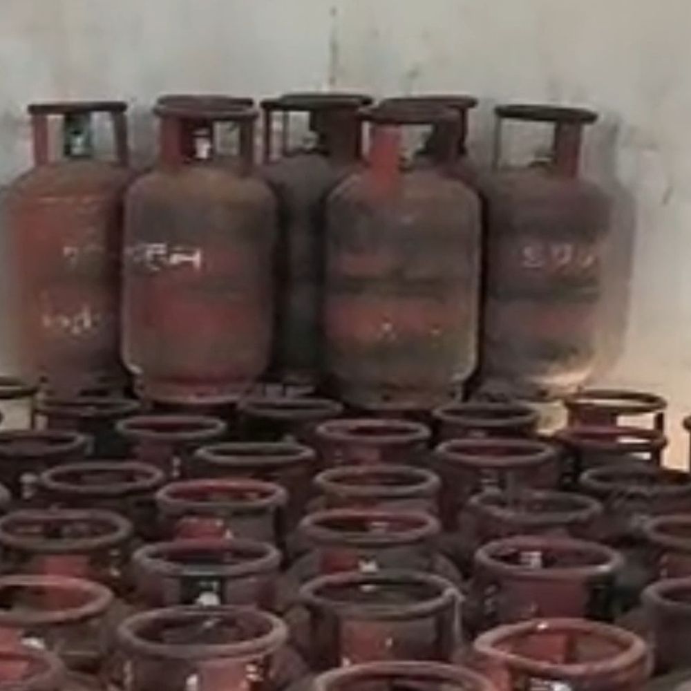 रावतपुर में छापेमारी में 8 सिलेंडर बरामद:घरेलू गैस से चला रहे थे कारोबार, आपूर्ति विभाग ने मुकदमा दर्ज कराया