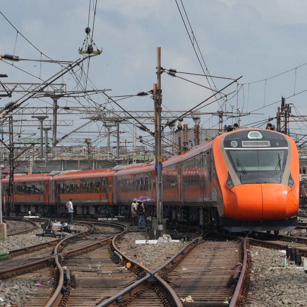 22 मार्च को ट्रेनों के संचालन में बदलाव:धनबाद-पटना एक्सप्रेस 80 मिनट लेट, 20 मेमू और डेमू पैसेंजर ट्रेनें रद्द