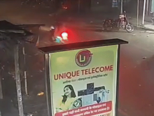 आंधी से मोबाइल टावर गिरा, 2 लोग बाल-बाल बचे, VIDEO:अररिया में घर ढहा, दबकर 2 बच्चों की मौत; फसलों को भी भारी नुकसान