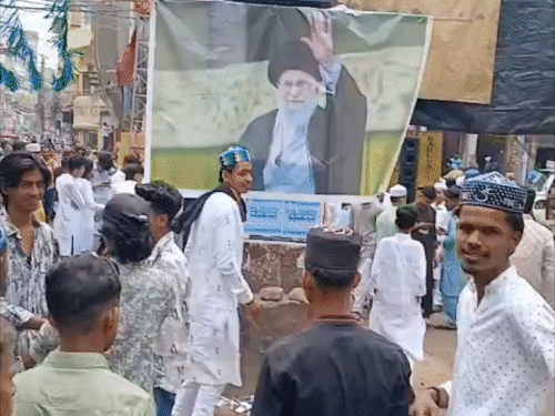 ईद के जश्न के बीच लगा खामेनेई का पोस्टर:आरा में सेल्फी लेते नजर आए युवा, एक-दूसरे को गले लगाकर दी मुबारकबाद