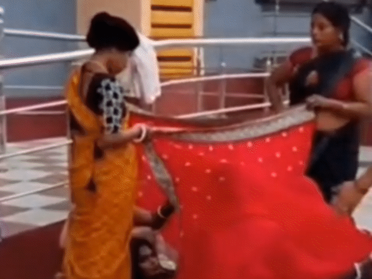 PHC गेट पर महिला ने दिया बच्चे को जन्म:भर्ती होने के घंटों बाद तक नहीं पहुंचे डॉक्टर, महिलाओं ने साड़ी से घेर कराया प्रसव