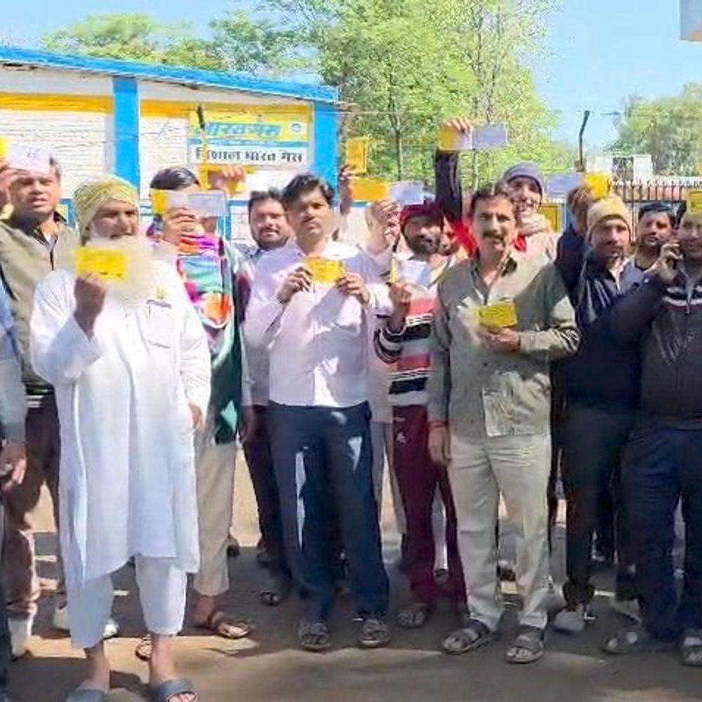 मुजफ्फरनगर में ईद पर गैस सिलेंडर वितरण ठप:सुबह से लाइन में लगे उपभोक्ता, गोदाम पर पढ़ी ईद की नमाज