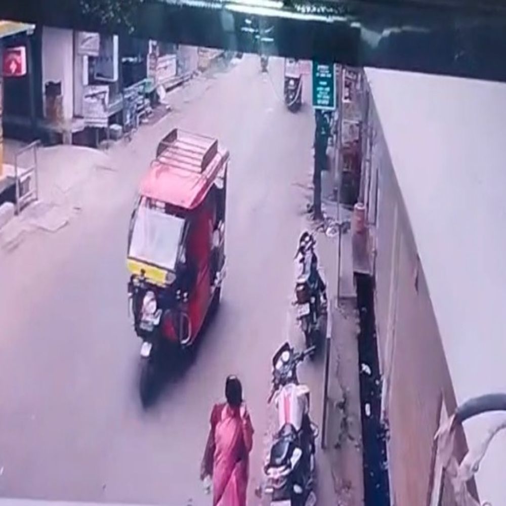 शाहजहांपुर में ई-रिक्शे में महिला की चेन चोरी:चार महिलाओं ने पैर दबाकर विवाद किया, फिर गले से चेन खींची