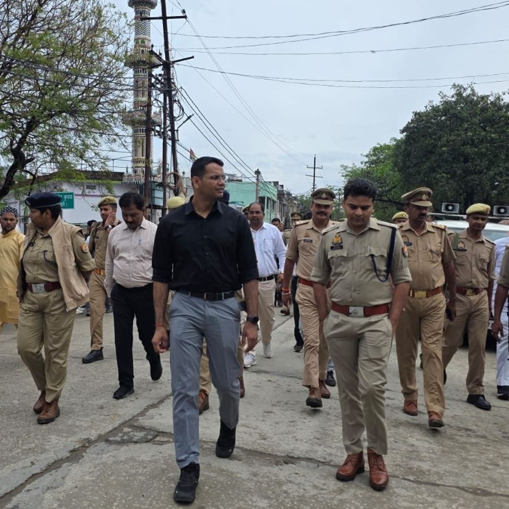 बलरामपुर में शांतिपूर्वक अदा हुई ईद की नमाज:सभी ईदगाह के बाहर तैनात रही फोर्स, ड्रोन से रही शहर की निगरानी