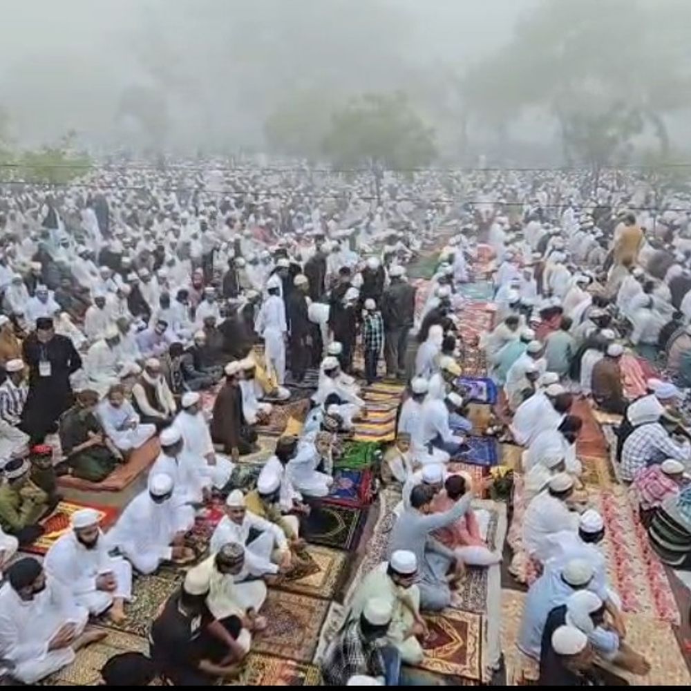 बुलंदशहर में ईद-उल-फितर की नमाज हुई अदा:देश में चैन-अमन की दुआ के लिए उठे हाथ, ड्रोन से की गई निगरानी, पुलिस बल तैनात