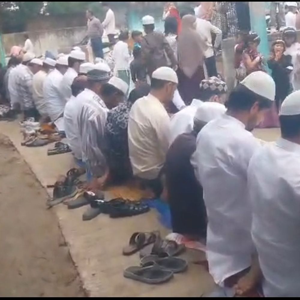 बुलंदशहर में सड़क पर पढ़ी गई नमाज, VIDEO:बुगरासी कस्बे में नमाज अदा की गई, पुलिस प्रशासन अलर्ट रहा