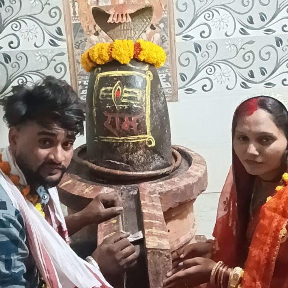 जालौन में प्रेमी युगल ने मंदिर में शादी की, VIDEO:घर से भागकर बिलायां के शिव मंदिर में लिए सात फेरे