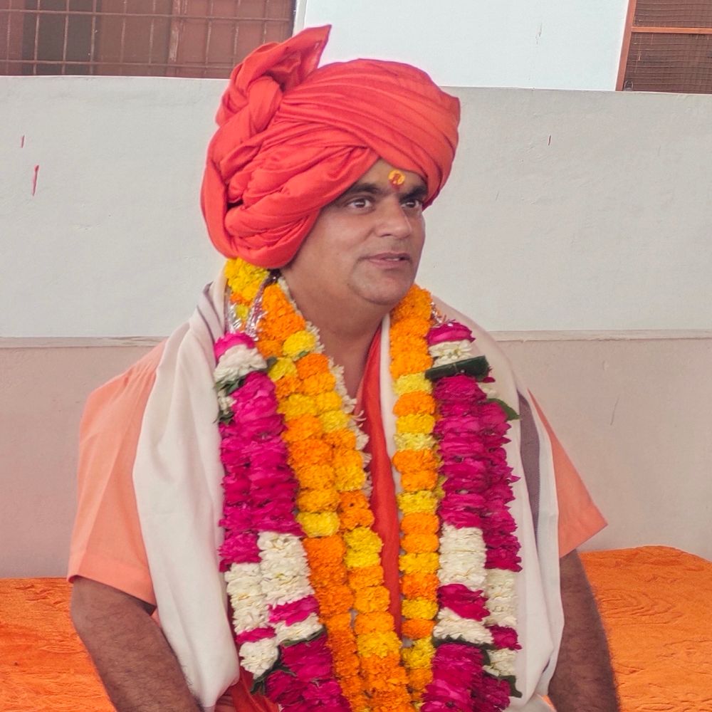 हिन्दू महासभा के अध्यक्ष चक्रपाणि बने जूना अखाड़े के जगद्‌गुरु:प्रयागराज में बोले- मुगलों से युद्ध लड़ने वाला अखाड़ा अब करेगा राष्ट्र रक्षा