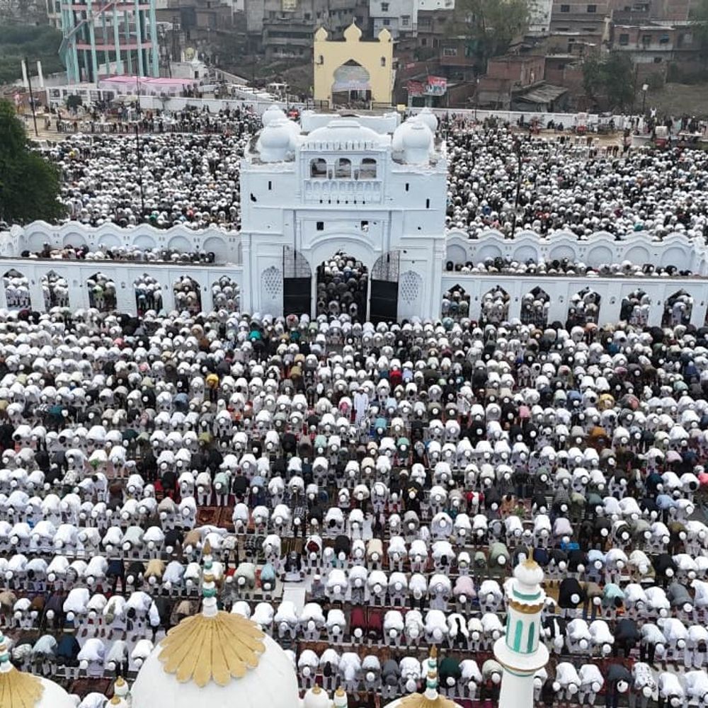 कन्नौज में ईद की नमाज कड़ी सुरक्षा में अदा:ड्रोन से निगरानी, डीएम-एसपी फोर्स के साथ रहे मौजूद