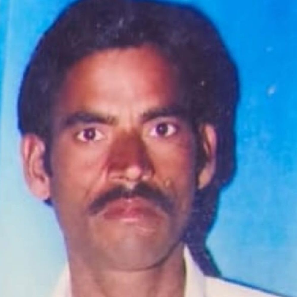 संभल में बाइक सवार एक युवक की मौत, दूसरा घायल:दावत से लौटते समय सड़क हादसा हुआ, अज्ञात वाहन ने रौंदा