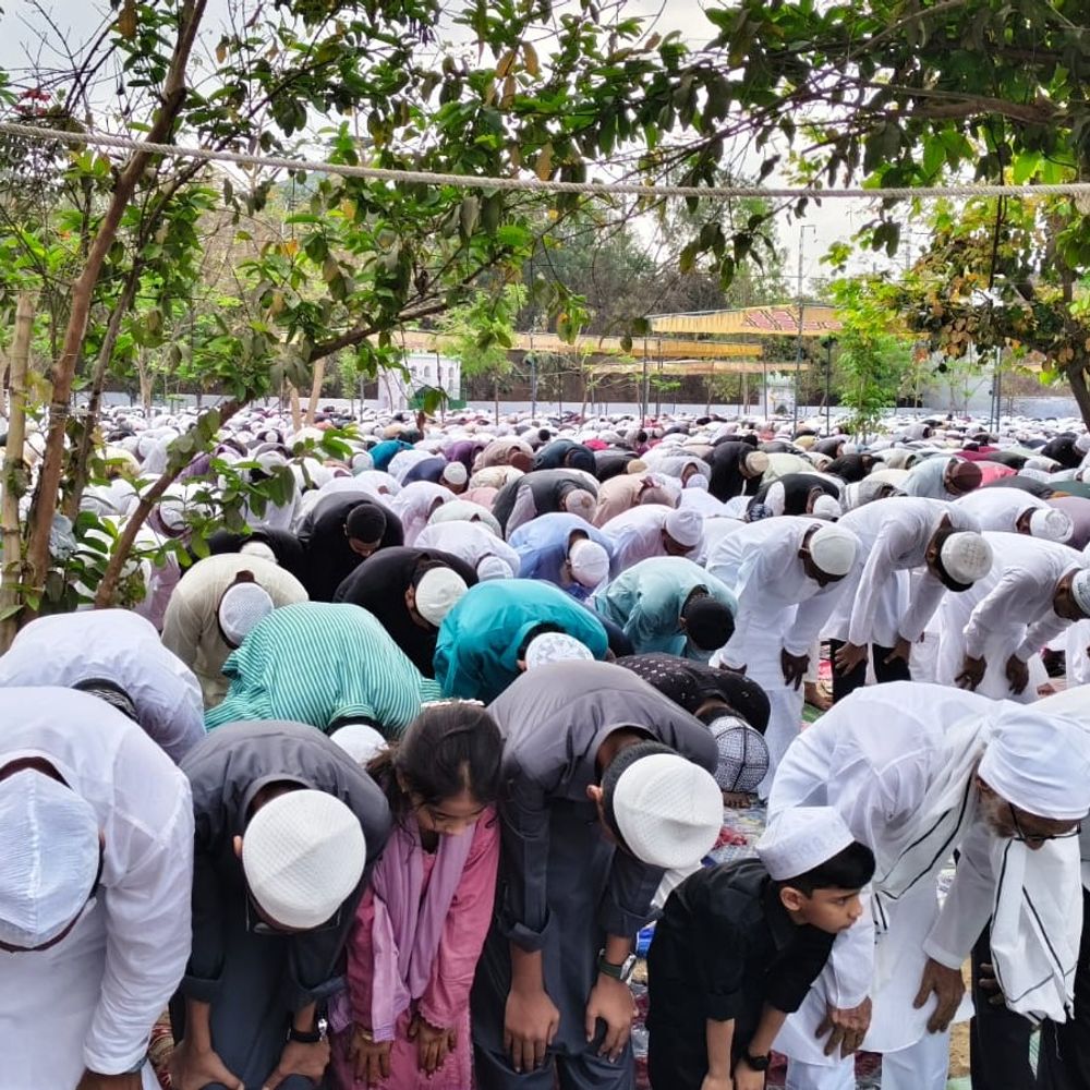 प्रयागराज में ईद की नमाज सादगी के साथ अदा हुई:हजारों नमाजियों ने मांगी मुल्क की तरक्की और अमन-चैन की दुआ