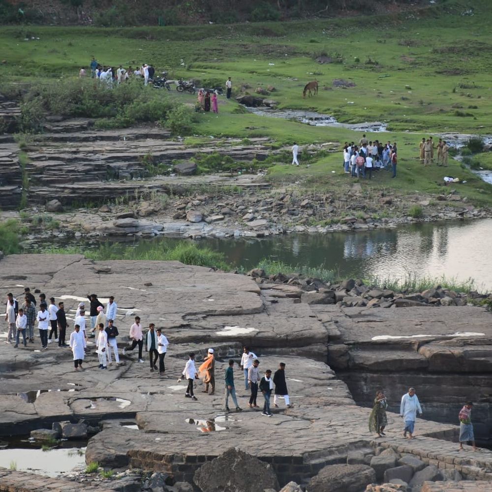 चंदौली के लतीफशाह में दो किशोर डूबे:पानी में नहाने उतरे थे, एक का शव मिला; दूसरे की तलाश जारी