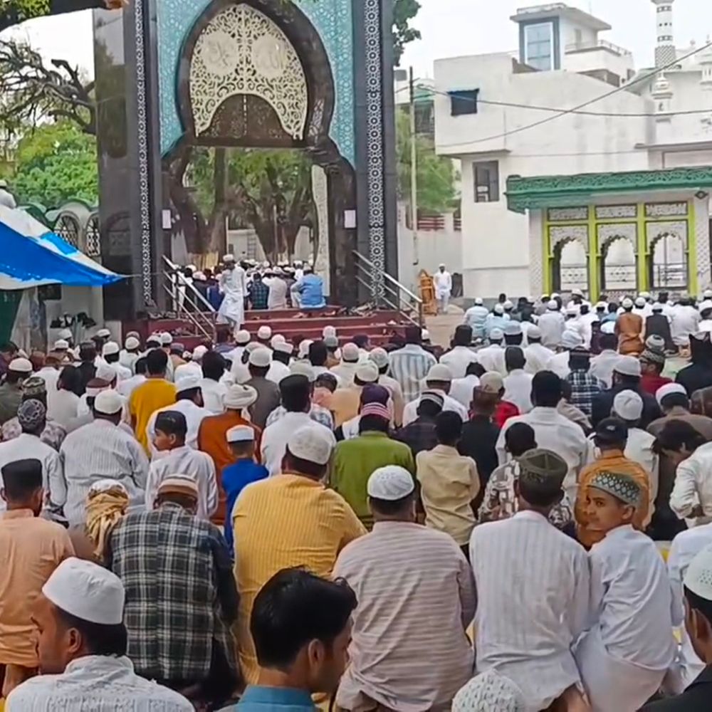 ईद का त्योहार, भाईचारे की मिसाल:बाराबंकी में दरगाह पर नेताओं ने गले मिलकर दी बधाई