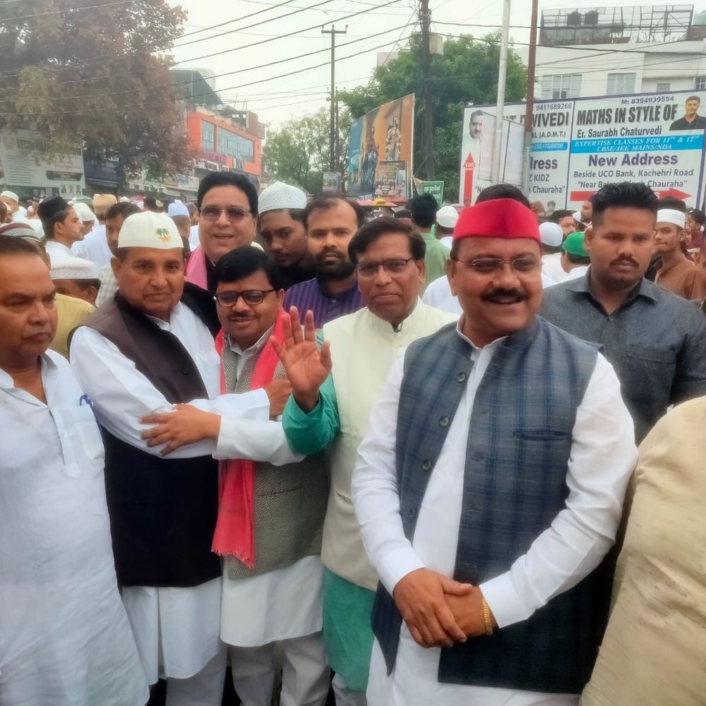 ईदगाह पर दो शिफ्ट में अदा हुई ईद की नमाज:मिडिल ईस्ट में अमन की दुआ, अधिकारियों ने दी मुबारकबाद