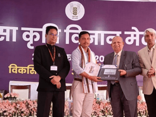 गुजरात के राज्यपाल से मिले रेवाड़ी के किसान:कुरुक्षेत्र किसान मेले में प्राकृतिक खेती पर की चर्चा, राष्ट्रपति के बन चुके मेहमान