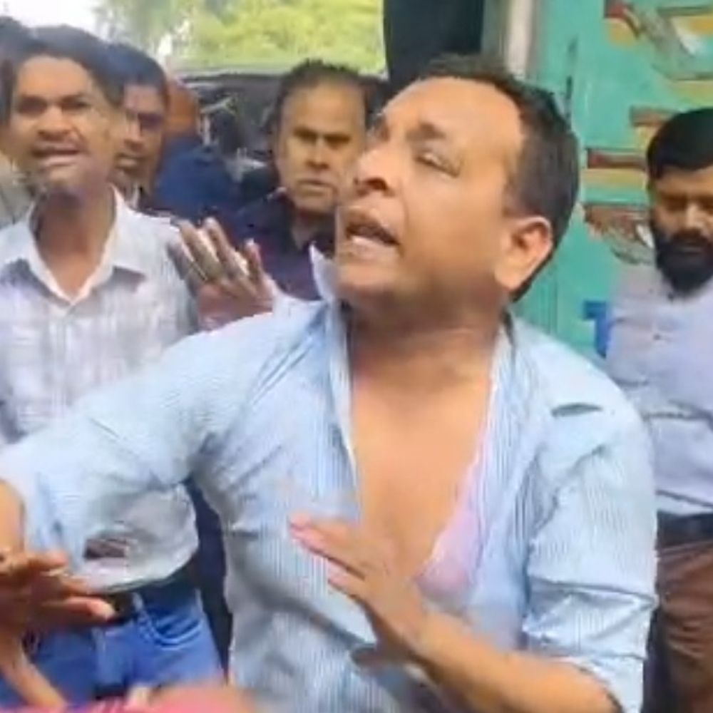 सिपाही ने पिता-पुत्र को टक्कर मारी, भीड़ ने पीटा, VIDEO:बोला- क्लच की जगह गलती से एक्सीलेटर दब गया, करणी सेना जिलाध्यक्ष समेत 5 पर FIR