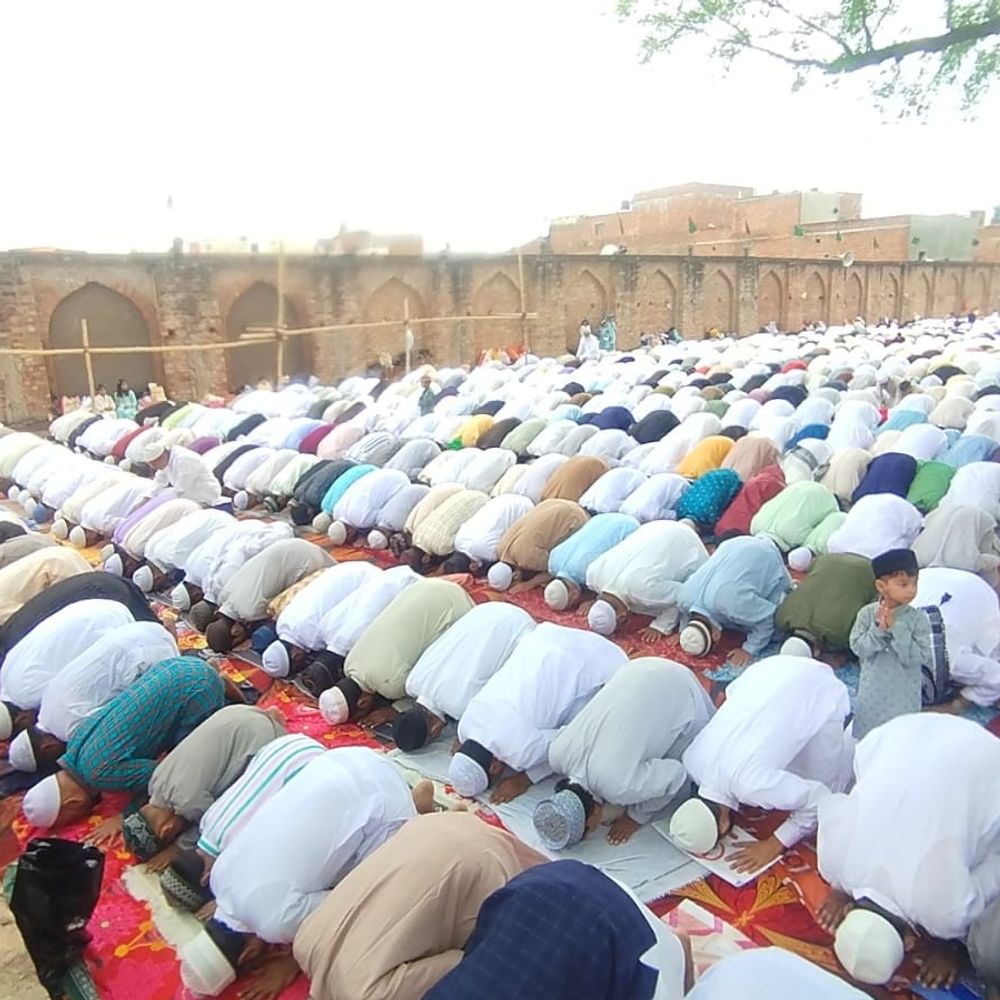 सुल्तानपुर में ईद की नमाज शांतिपूर्ण ढंग से अदा:150 ईदगाहों और 2260 मस्जिदों में लोगों ने गले मिलकर दी मुबारकबाद