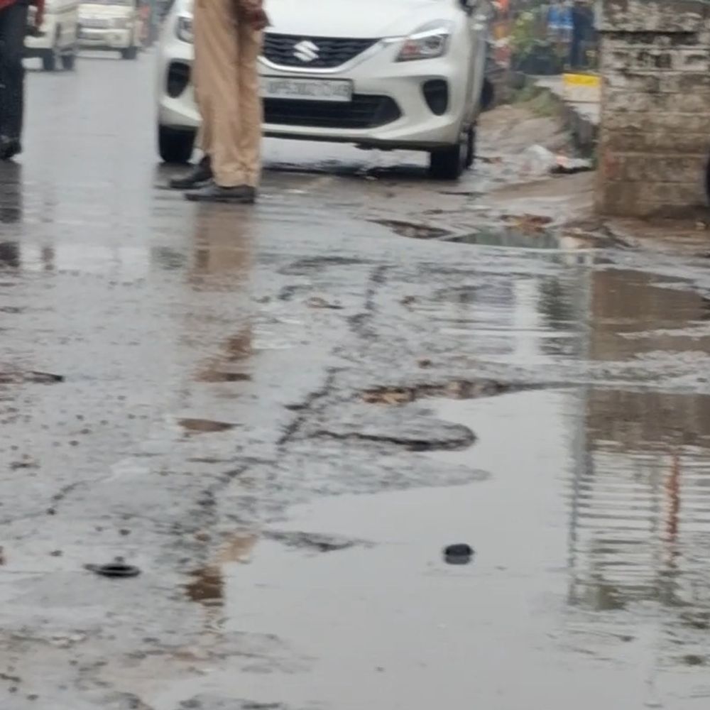 देवरिया में बारिश-ठंडी हवाओं से तापमान लुढ़का:सुबह से छाए रहे बादल, फसलों को नुकसान की आशंका