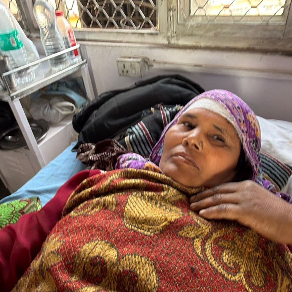 जमीनी विवाद में महिला से मारपीट:रामपुर में सिर पर ईंट मारी, जिला अस्पताल में भर्ती