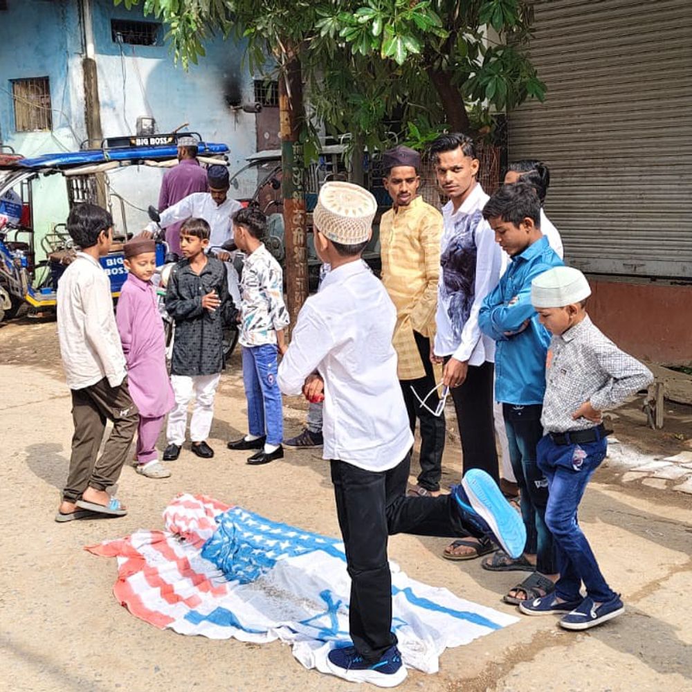 सोनभद्र में ईद पर युद्ध के खिलाफ प्रदर्शन:मुस्लिम समुदाय ने काली पट्टी बांधकर शहीदों को दी श्रद्धांजलि