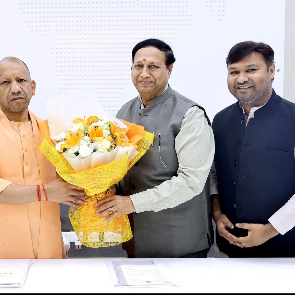 जनप्रतिनिधिमंडल ने सीएम से की मुलाकात:हरदोई में खेल मैदान और आग पीड़ितों की सहायता को लेकर ज्ञापन सौंपा