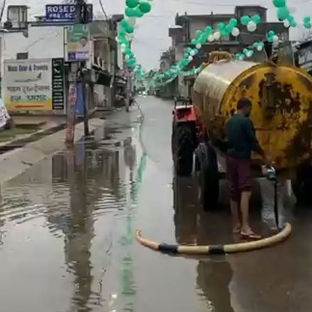 गोंडा में 24 घंटे में 110 mm बारिश दर्ज:जलभराव से गोंडा ईदगाह प्रभावित, नगर पालिका ने कड़ी मशक्कत कर निकाला पानी