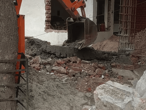 लुधियाना में अवैध निर्माणों पर चला नगर निगम का बुलडोज़र:  तीन इमारतों पर कार्रवाई, एक ढहाई और दो सील – Ludhiana News