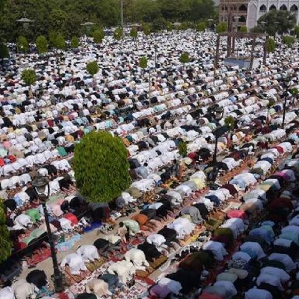 लखनऊ में ईद आज, कल दिखा था चांद:ईदगाह ऐशबाग में सुबह 10 बजे नमाज, मौलाना बोले- सड़कों पर न करें इबादत