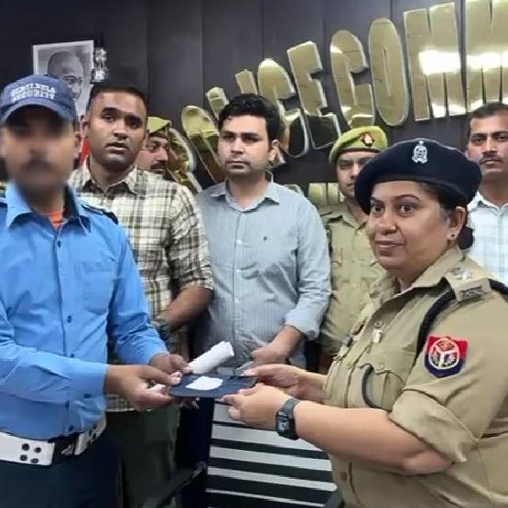 नोएडा पुलिस ने 220 मोबाइल वापस मालिकों तक पहुंचाए:50 लाख की है कीमत, बाजार , भीड़ भाड़ , मॉल और मेट्रो से हुए थे गुम