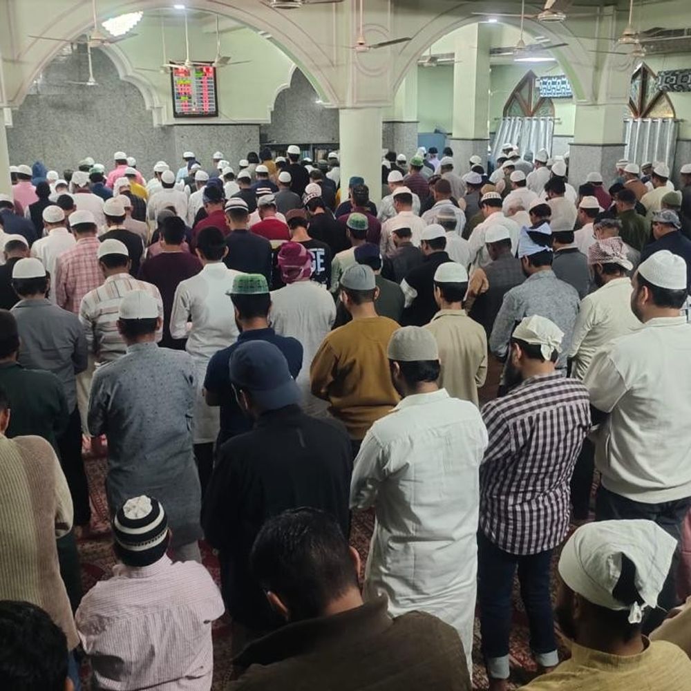 अकीदत से अदा हुई ईद की नमाज, फ्लैग मार्च:प्रयागराज में ईदगाह में उमड़ी भीड़, गले मिलकर दी मुबारकबाद, शिया मुस्लिमों ने काली पट्‌टी बांधी