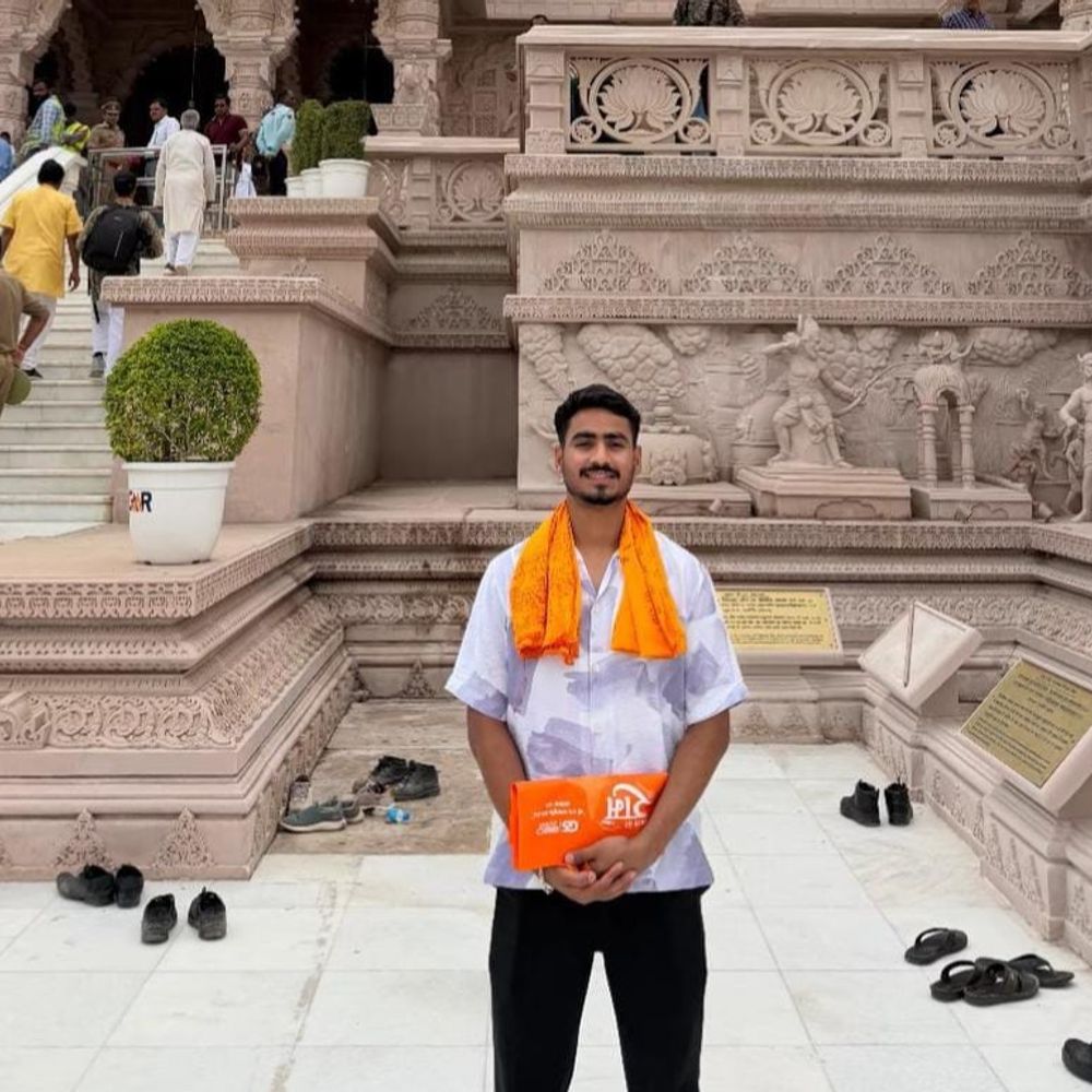 LSG के खिलाड़ी IPL से पहले पहुंचे अयोध्या राम मंदिर:टीम के मालिक संजीव गोयनका, कप्तान ऋषभ पंत ने किए दर्शन