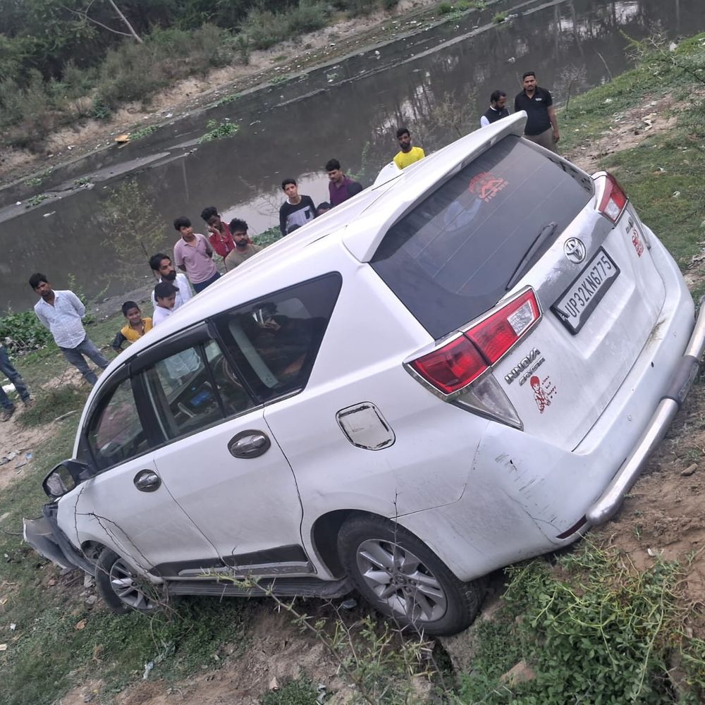 लखनऊ में तेज रफ्तार इनोवा बंधे से नीचे गिरी:ड्राइवर घायल, गाड़ी को क्रेन की मदद से बाहर निकाला