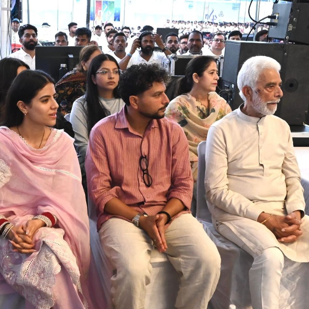 क्रिकेटर कुलदीप पत्नी वंशिका संग सतगुरु माता सुदीक्षा से मिले:कानपुर में कल संत निरंकारी समागम, 1 लाख लोगों का भोजन बन रहा