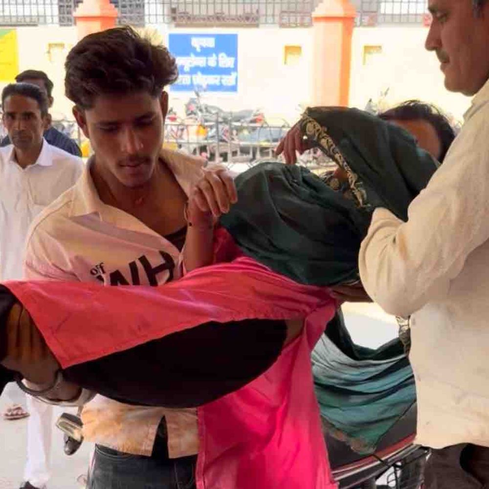 जिला अस्पताल में वार्डबॉय की कमी से बिगड़ी व्यवस्था:स्ट्रेचर- एंबुलेंस के अभाव में तीमारदार खुद ढो रहे मरीज, CMO ने जांच का दिया आश्वासन