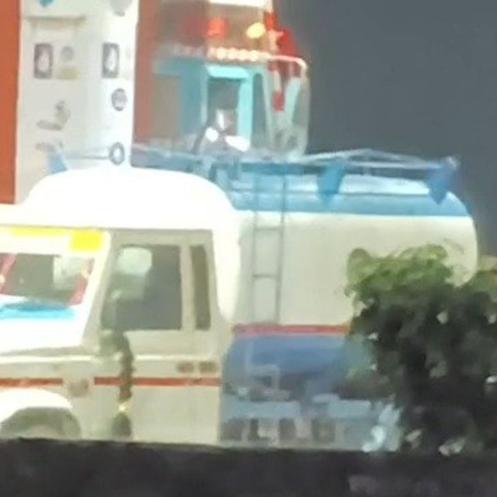 कुशीनगर में ईंधन से भरा मिनी टैंकर पकड़ा:हजारों लीटर अवैध ईंधन जब्त, कर्मचारी फरार