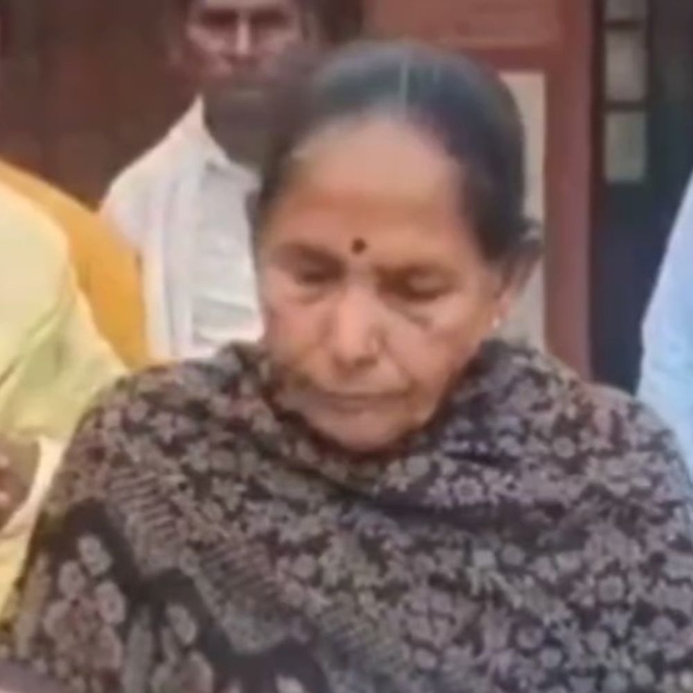 फर्जी वरासत मामले में राजस्व निरीक्षक निलंबित:देवरिया में छह लोगों पर मुकदमा दर्ज, लेखपाल पहले ही निलंबित