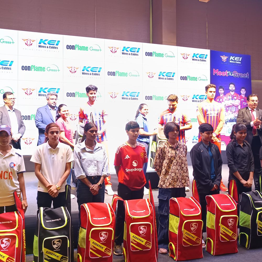 लखनऊ में ऋषभ पंत-मयंक यादव ने क्रिकेट किट बांटी:अर्जुन तेंदुलकर बोले- टीम के तौर पर IPL चैंपियनशिप जीतना लक्ष्य